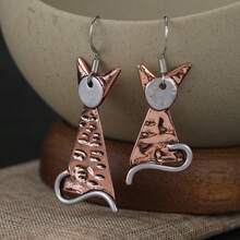 Pendientes de gancho con silueta de gato 3D vintage, colgante de gato principal con textura martillada única, combinados con ganchos de oreja de plata clásicos, joyería versátil para uso diario casual, fiestas, cumpleaños y regalos de vacaciones - Plateado - Ver 5