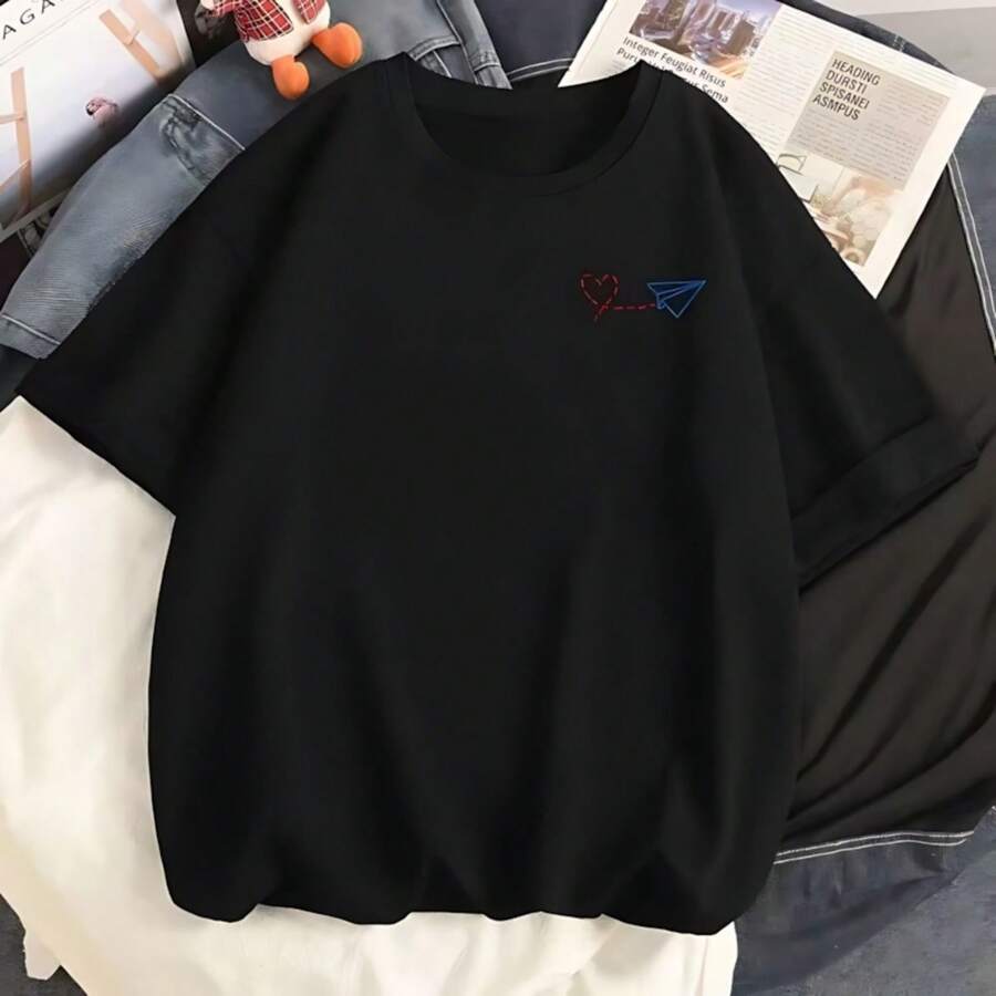 Camiseta informal de manga corta y cuello redondo para hombre y mujer con estampado de avión de papel y corazón, apta para todas las estaciones. - Negro - Ver 1