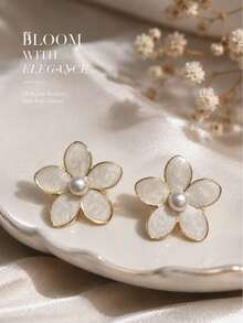 1 Pair Bohemian French Style Gentle Commute Luxury 316 Stainless Steel Gold-Plated Women's Earrings 2.5cm*2.5cm Pearlescent White Textured Five-Petal Flower Center Faux Pearl Stud Earrings For Women Workplace Spring Date Party Versatile Birthday Gift Back To School Season - Multicolor - View 1