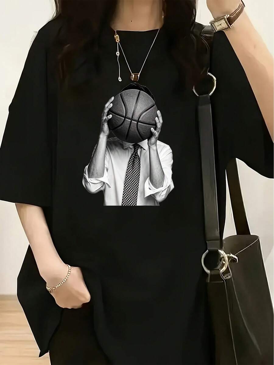 White T-Shirt With "Under The Radar" Graphic Print: Businessman In White Shirt And Plaid Tie, Face Completely Hidden By Basketball, Creating A Funny Illusion - 黑色 - 查看 1
