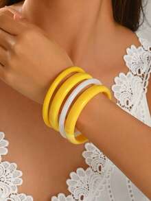 1 Set Exaggerated Personalized Fashion Tie-Dye Yellow Resin Bracelet Set, Minimalist Versatile Creative Retro Resin Multi-Color Pattern Acrylic Bracelet Suitable For Women's Daily, Vacation, Party Wear (Random Tie-Dye Pattern) - Yellow and White - View 2