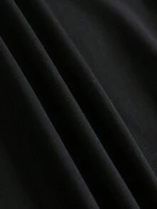 Una elegante camiseta de manga corta para mujer con diseño de fútbol y cuello redondo. - Negro - Ver 3