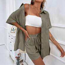 Conjunto de moda para mujer compuesto por unos pantalones cortos y dos camisas lisas, de estilo informal y holgado, de manga corta y con un botonero - Marrón - Ver 3