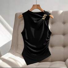 Nueva blusa ajustada con hombros al aire y detalles metálicos que estilizan la figura - Negro - Ver 1