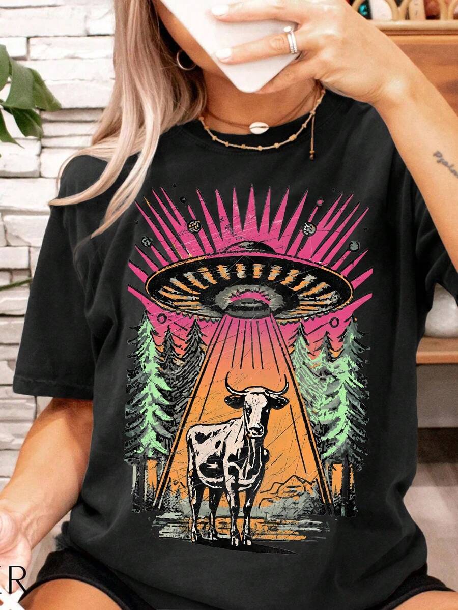 Camiseta informal de mujer con estampado de platillo volador y bosque para vacaciones  Tela de algodón premium, ligera pero resistente, para un uso suave durante todo el día. - Negro - Ver 1
