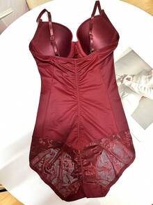 1件女款連體塑身衣，蕾絲緊身設計，收腹提臀、塑腰塑胸，附胸罩杯，三排扣底褲設計，可當外穿衣，舒適貼身塑形內衣，輕量彈性面料 - 酒紅色 - 查看 6