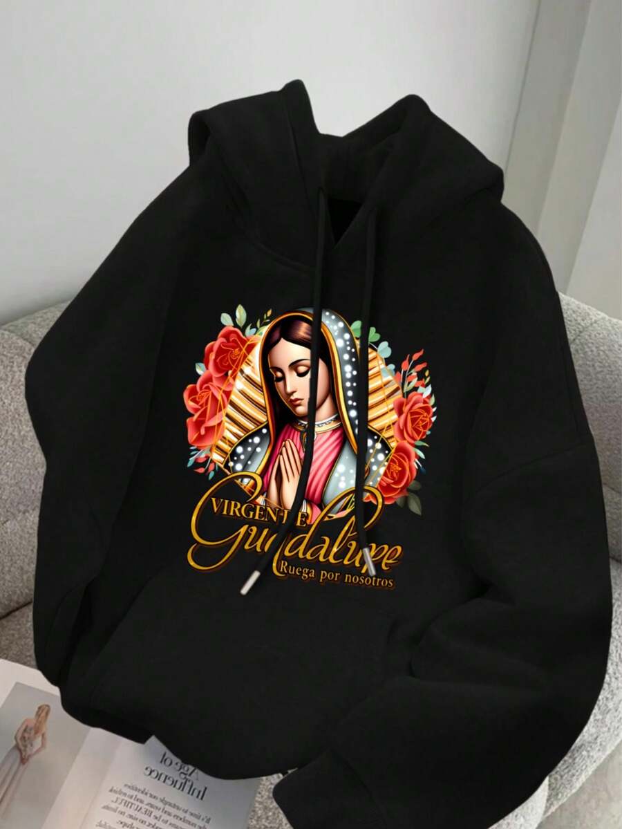 a calidad para mujer 003 con capucha, con la imagen de la Virgen de Guadalupe y el texto VIRGEN DE GUADALUPE Ruego por Nosotros, un diseño místico y elegante para amantes de la fe y la moda. - Negro - Ver 1
