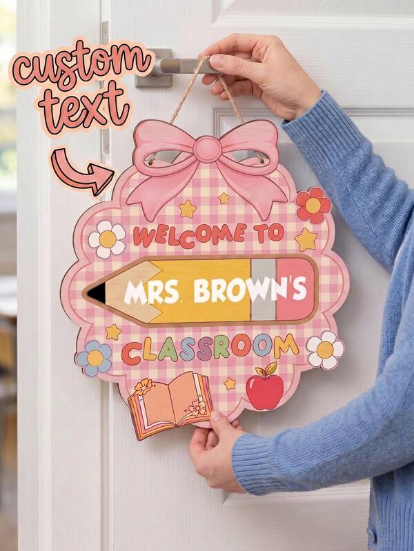 1pc Custom Personalized Classroom Welcome Door Sign With Custom Teacher Name Text,Scalloped Pink Plaid Cute School Decorative Door Plaque,Back-To-School Season,Holiday Present For Childhood Educators,School Classroom Door Wall Decoration