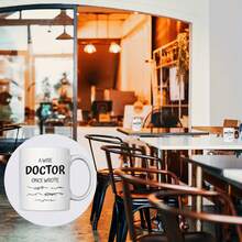Nueva taza de café de cerámica de 1 pieza con diseño creativo de doctor, 11 oz/330 ml, divertida y linda taza para leche, regalo perfecto para amigos y familiares. - Imagen 1 pieza - Ver 12