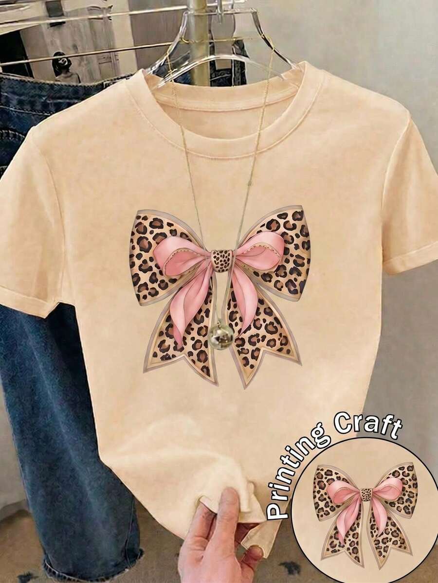 Nueva camiseta de manga corta con cuello redondo para mujeres, diseño primavera-verano, combina perfectamente un nudo de mariposa moderno y minimalista con estampados de letras en inglés,
