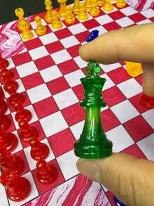 橡膠 4 人對弈棋盤套組 13.7 英吋，附紅色大理石紋可捲曲棋盤，64 件 Staunton 塑膠棋子（透明、純色）– 適合多人策略與益智遊戲、家庭聚會及禮品 - 彩色 - 查看 8