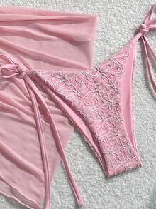 Swim Mod Set de 3 piezas de traje de baño de vacaciones de verano en la playa con parte superior tipo halter con textura floral y decoración de flores doradas, pantalones cortos con lazo lat - Multicolor 4 - Ver 1