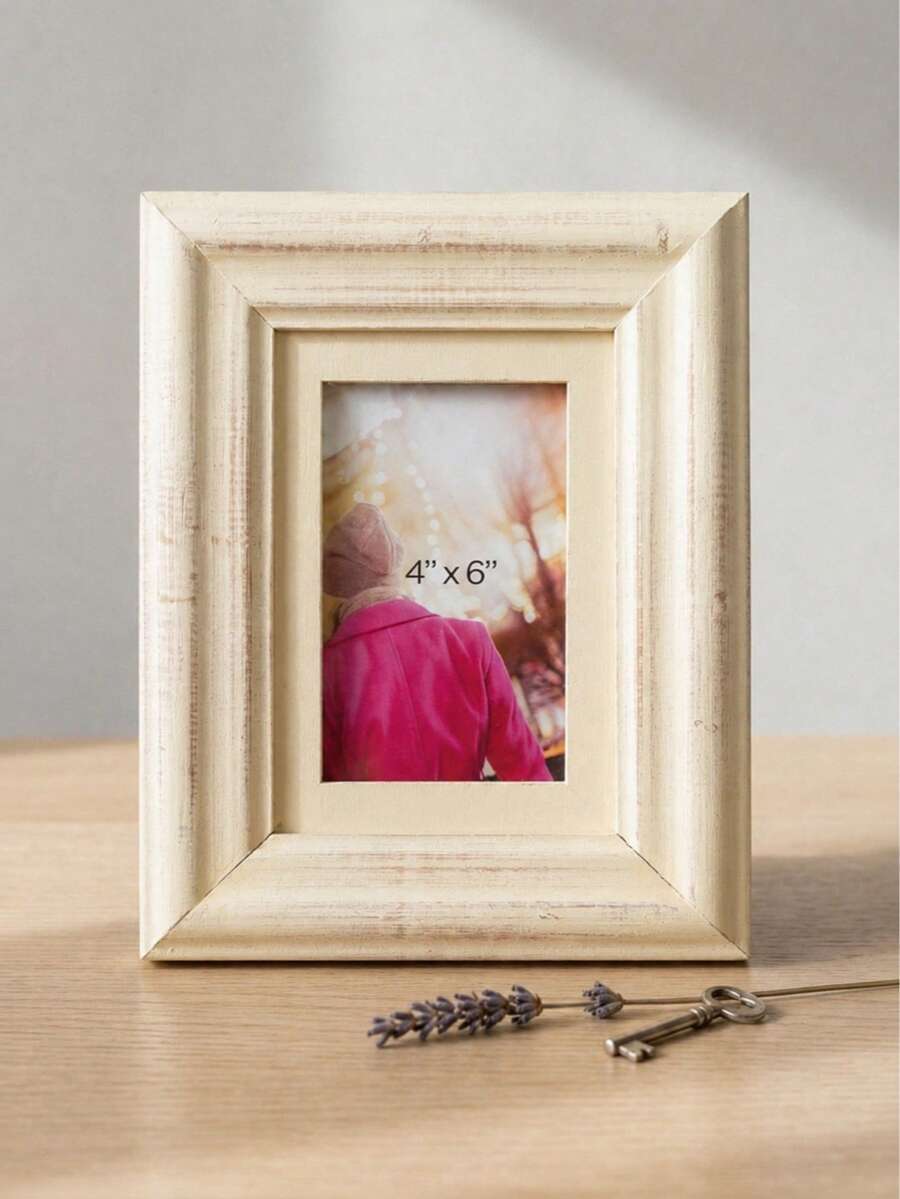 Portarretratos Decorativo de Madera con Acabado Envejecido, Marco Tipo Vintage para Foto Tamaño 4x6, Ideal para Sala, Recámara u Oficina, Diseño Clásico para Decoración de Hogar, Perfecto para Regalo en Cumpleaños, Aniversario, Boda o Inauguración de Casa, Fácil de Colocar en Mesa o Repisa - Latte - Ver 1