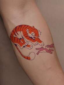 1 Hoja de Pegatinas de Tatuaje Temporal de Color de Dibujos Animados para Hombres, Patrón Lindo de Tigre Naranja Persiguiendo Conejo Rosa, Pegatinas Corporales Impermeables y Resistentes al Sudor, Tatuaje Divertido de Animal Oriental para Brazo, Pierna, Hombro y Decoración de Fiesta - Multicolor - Ver 2