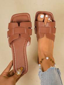 2026 Sommer Neue Damen Sandalen mit quadratischer Zehenpartie und offener Zehenpartie in H-Form, weiche Sohle Mule Sandalen, Urlaubsstil Damen Sommer Sandalen, bequeme Damen Sandalen, lockere Slip-On Damen Sandalen, modische süße Damen Flache Sandalen, Damen Urlaubs Sandalen, Damen braune Sandalen, elegante Damen Sandalen, einfache bequeme tägliche lässige flache Strandschuhe, PU-Leder Material weiche Sohle Damen Große Größen Strandsandalen - Braun - Übersicht 1