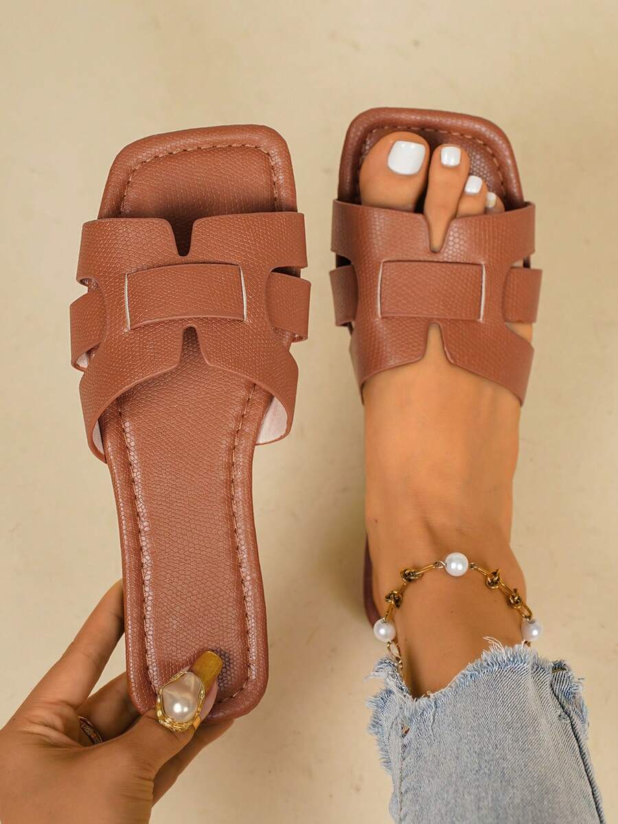 2026 Sommer Neue Damen Sandalen mit quadratischer Zehenpartie und offener Zehenpartie in H-Form, weiche Sohle Mule Sandalen, Urlaubsstil Damen Sommer Sandalen, bequeme Damen Sandalen, lockere Slip-On Damen Sandalen, modische süße Damen Flache Sandalen, Damen Urlaubs Sandalen, Damen braune Sandalen, elegante Damen Sandalen, einfache bequeme tägliche lässige flache Strandschuhe, PU-Leder Material weiche Sohle Damen Große Größen Strandsandalen - Braun - Übersicht 1