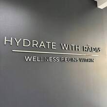 客製化文字 Logo 企業牆面裝飾牌，壓克力鏡面與黑色字母鏤空，雷雕切割企業標誌牌，室內裝飾 - 彩色 - 查看 5