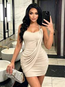 AIJ Gaun Mini Wanita Warna Beige Model Halter dengan Tali Belakang, Tanpa Lengan, Gesper Logam, Panel Berlipat, Sisi Berkerut, Gaun Pendek Slim Bodycon untuk Pesta Malam di Klub Musim Panas - Aprikot - View 3