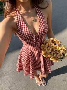 女款夏季優雅休閒紅白格紋掛脖V領綁腰無袖露背A字洋裝，法式復古風，適合通勤、度假、派對、約會 - 紅色 - 查看 1