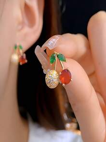 Anting Tusuk Buah Ceri Zirkonia Bertatahkan Tembaga, Lucu dan Unik, Cocok Sebagai Hadiah Wisuda, Hadiah Ulang Tahun untuk Anak-anak, untuk Pemakaian Sehari-hari dan Liburan - Anting - View 4