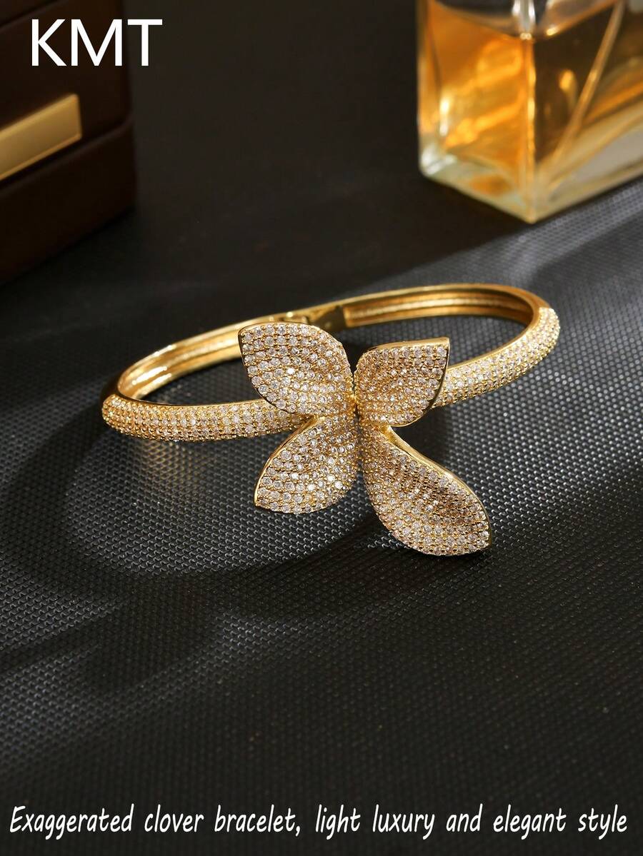 Copper-Plated Cubic Zirconia Exaggerated Four-Leaf Clover Bracelet, Suitable For Women, A Light Luxury Elegant Accessory. Suitable For Daily Wear, Versatile Use. 3D Four-Petal Flower Clasp Bracelet, Vintage Heavy-Work Floral Jewelry, French Dress Atmosphere Accessory, Bridesmaid Wedding Guest, Women Pursuing Noble Atmosphere Outfit, Anniversary Romantic Dinner, Light Luxury Store Visit Photo Check-In - Four-leaf Clover - View 1