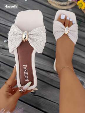 Neue Ankunft Damensandalen, flaches quadratisches Zehendesign, frische Schleifenakzente, hochwertige goldfarbene Hardware, Slip-On Stil, leicht & bequem, Mix & Match, geeignet für Zuhause, Frühling/Sommer Outdoor, lässiger Land-Urlaub, Strand-Schlappen für Straßen-Mode