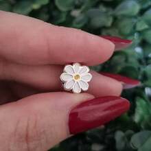 Berloque Margarida Branca Flor Banhado a Prata - Multicolorido - Visão 2