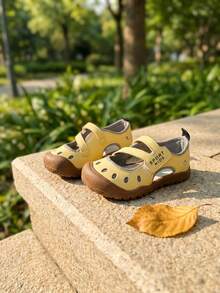 1 Paar 2026 Kinder PU atmungsaktive Cut Out quadratische Zehenkappe mit doppeltem Klettverschluss geschlossene Zehen flache Outdoor Wasserschuhe Sommer Spiel Wandern - Gelb - Übersicht 3