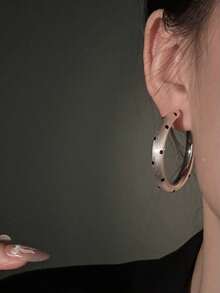 1 par de pendientes de metal redondos con lunares negros, estilo europeo y americano, pendientes de botón personalizados de moda vintage versátiles para mujeres y niñas, accesorio para viajes, bodas y fiestas, regalo de cumpleaños y Navidad 2026 - Plata mate - Ver 4