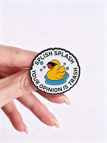 1件趣味黃色橡皮鴨琺瑯胸針，口號「Splish Splash Your Opinion Is Trash」卡通胸章，可愛翻領針，適用於背包、帽子、衣物裝飾 - 彩色 - 查看 2