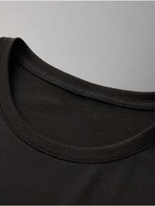 Tricou grafic stil vintage cu supereroi pentru bărbați și femei, negru cu emblemă roșie și albă, din material moale și respirabil, croială regular, mânecă scurtă, guler rotund, ținută casual unisex, gata pentru Comic-Con – pentru toate anotimpurile - Negru - Vizualizare 3