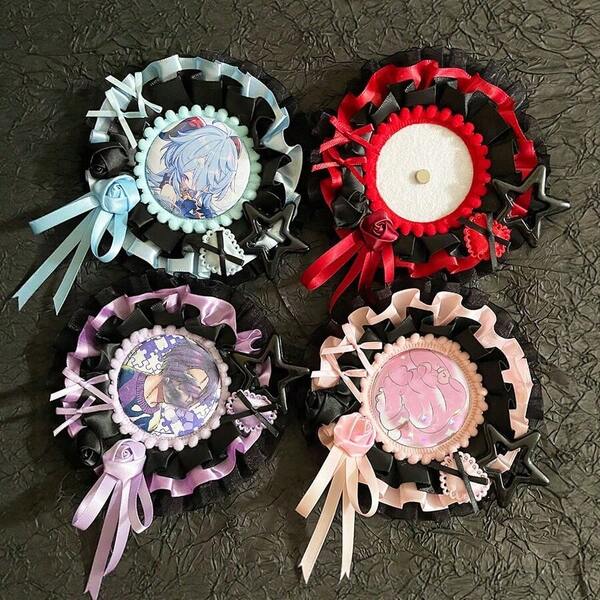 1pc Vintage Elegant Badge Holder, 9 Colors Anime Character Peripheral Badge Clip, Celebrity Idol Badge Decoration Set, Rose Ribbon Round Brooch Medal Display Stand, Anime Ita Bag Ita Board Handmade DIY Decorative Small Item