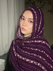 1件女款波希米亞風時尚水彩印花圍巾，秋季休閒街頭風穆斯林頭巾，百搭披肩，適合日常穿著 - 醬紫豎條粉 - 查看 5
