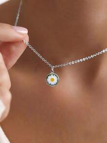suteyi Mini Round Daisy Print Necklace, Eternal Flower Pendant, Bohemian Style Women's Jewelry, Birthday Gift - Silver - View 1