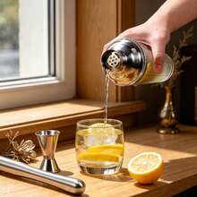 6件組不鏽鋼調酒器套組,附刻度玻璃搖酒器、壓汁棒、量酒杯、冰夾、吧勺、檸檬擠汁器,居家調製調酒與莫希托工具,家用吧台商用冷飲製作全套,適用酒吧、酒館、夜店、餐廳與居家使用 - 查看 8