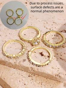 Set de 4 anillos de aleación con baño de oro, elegantes y versátiles, con incrustaciones de cristales, adecuados como regalo para la novia, anillos de boda/compromiso - Multicolor - Ver 3