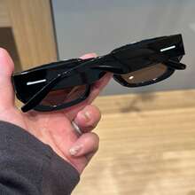 1 paire de lunettes de mode de vacances style de rue personnalisées avec monture ovale noire en PC, rivets et jambes larges vintage pour hommes - Brun - Voir 8