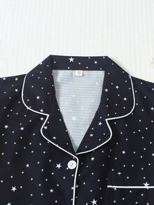 2件組女款舒適星星迷你圓點印花翻領鈕扣短袖口袋上衣與蝴蝶結短褲睡衣居家服套裝，春夏款，適合居家使用 - 寶藍色 - 查看 3