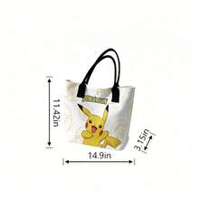 Miniso 寶可夢帆布托特包，粉色底色搭配滿版寶可球印花，正面噴火龍圖案，可重複使用的日常肩背手提包，適合上學、購物 - 白色 - 查看 6