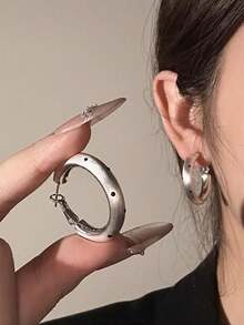 1 par de pendientes de metal redondos con lunares negros, estilo europeo y americano, pendientes de botón personalizados de moda vintage versátiles para mujeres y niñas, accesorio para viajes, bodas y fiestas, regalo de cumpleaños y Navidad 2026 - Plata mate - Ver 5