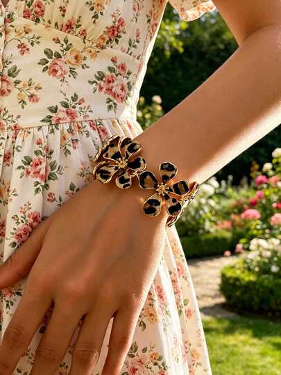 1pc Luxury Vintage Wild Leopard Print Floral Wide Bracelet With 3D Flower, Adjustable, Elegant Mature Style, Perfect For Suit And Dress, Versatile Statement Accessory