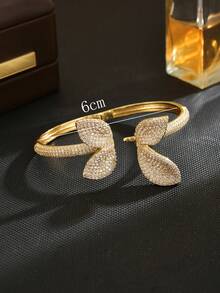 Copper-Plated Cubic Zirconia Exaggerated Four-Leaf Clover Bracelet, Suitable For Women, A Light Luxury Elegant Accessory. Suitable For Daily Wear, Versatile Use. 3D Four-Petal Flower Clasp Bracelet, Vintage Heavy-Work Floral Jewelry, French Dress Atmosphere Accessory, Bridesmaid Wedding Guest, Women Pursuing Noble Atmosphere Outfit, Anniversary Romantic Dinner, Light Luxury Store Visit Photo Check-In - Four-leaf Clover - View 4