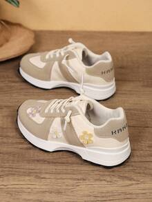 1 Paar neue Kinder-Sportschuhe für Herbst/Winter, leichte lässige Retro-Patchwork-Laufschuhe für Mädchen, bunte Blumenverzierung, dicke Sohle, rutschfest, leichte Schüler-Sportschuhe - Beige - Übersicht 4