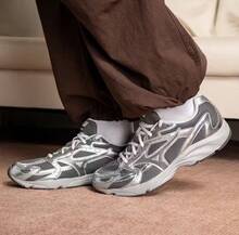 Mizuno 新款防滑網布透氣 SPARK CNIII 復古休閒慢跑鞋，中性款 - 銀色/深灰色 - 查看 5