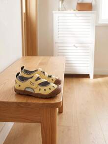 1 Paar 2026 Kinder PU atmungsaktive Cut Out quadratische Zehenkappe mit doppeltem Klettverschluss geschlossene Zehen flache Outdoor Wasserschuhe Sommer Spiel Wandern - Gelb - Übersicht 4