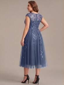 EVERPRETTY Vestido midi azul empolvado talla grande para la madre de la novia con bordado de lentejuelas en forma de hoja, escote transparente y falda de tul en línea A para boda formal - Neblina azul - Ver 3