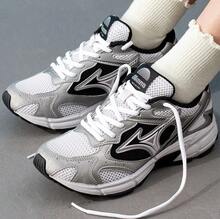 Mizuno 新款 SPEED 2K 緩震透氣網布多功能休閒跑步鞋 中性款 - 銀白色/黑色 - 查看 8