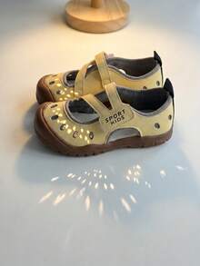 1 Paar 2026 Kinder PU atmungsaktive Cut Out quadratische Zehenkappe mit doppeltem Klettverschluss geschlossene Zehen flache Outdoor Wasserschuhe Sommer Spiel Wandern - Gelb - Übersicht 5