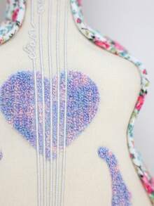 1件 Ins風軟布吉他造型抱枕，花卉拼接3D刺繡女孩臥室氛圍沙發靠墊，2種尺寸可選 - 彩色 - 查看 3