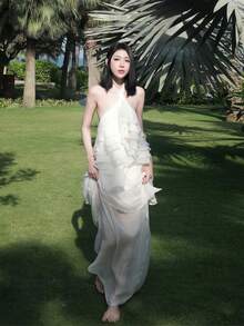 女款白色掛脖中長洋裝，收腰層次飄逸度假風，休閒優雅夏季沙灘洋裝 - 白色 - 查看 1